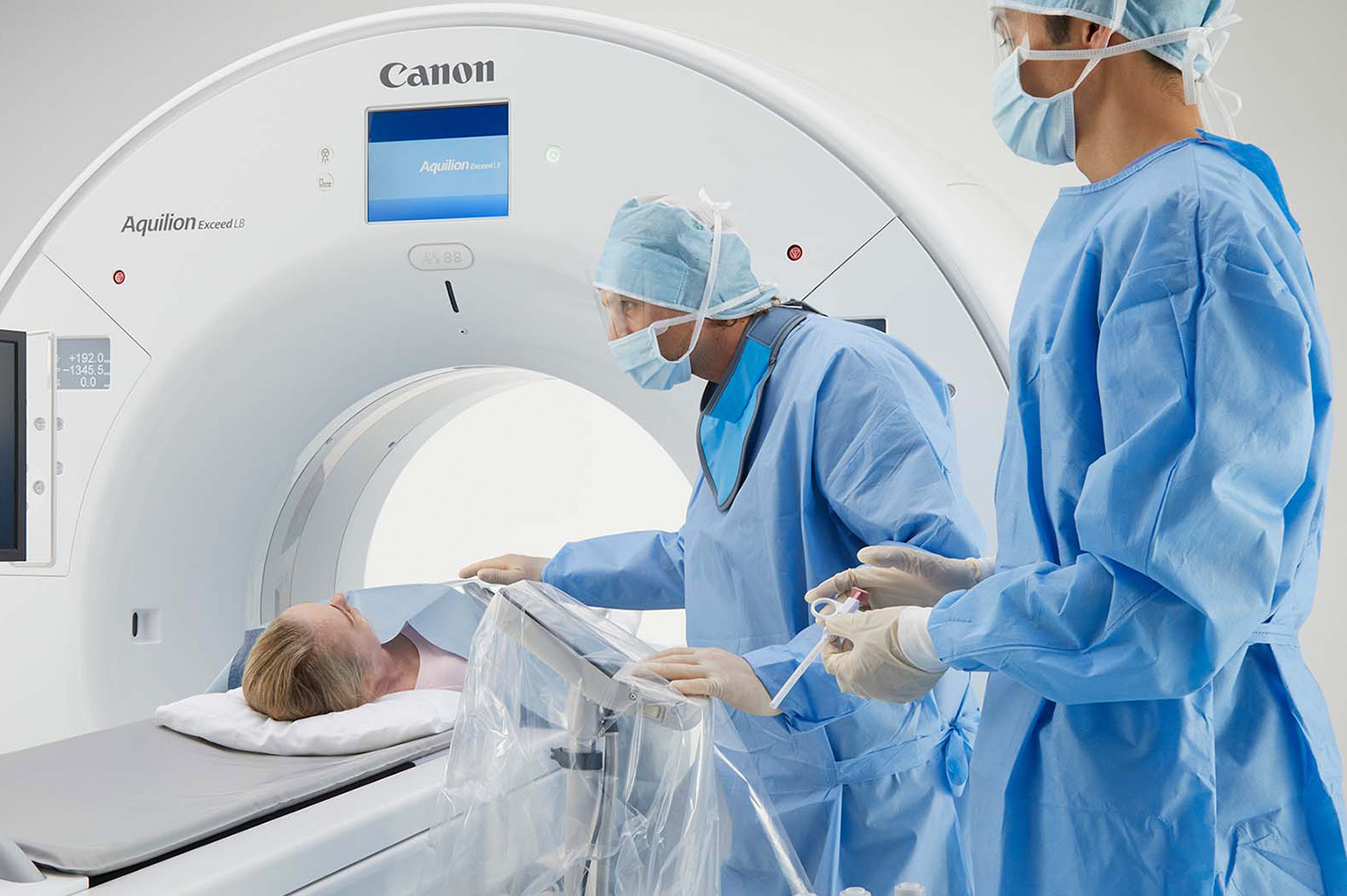 Aquilion Exceed LB: Doctors with Patient